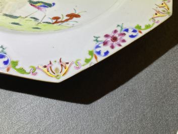 Une paire de plats de forme octagonale en porcelaine de Chine famille rose, Qianlong